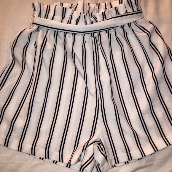 Shein paper bag flowy shorts - Picture 2 of 2